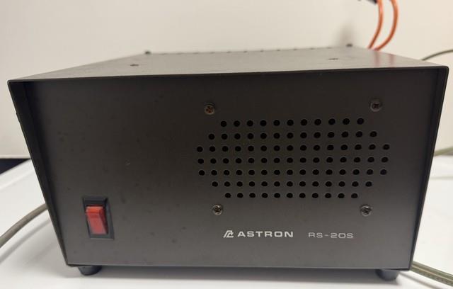 Astron Rs-20s Linear Ac-dc Power Supply 13.8vdc 20a Max 16a Speaker Vtg